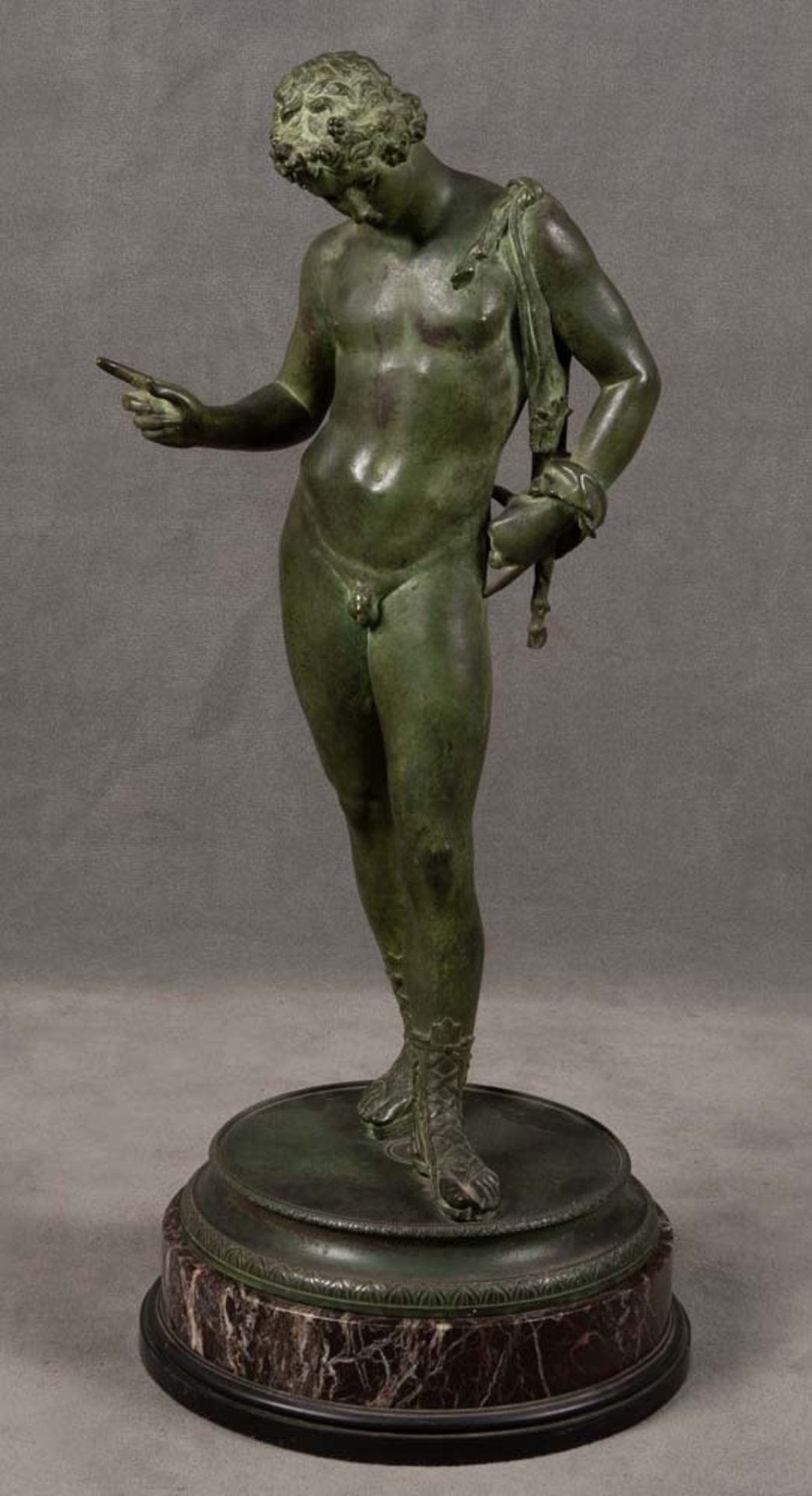 G. Nisini (Bildhauer des 19. Jhs.) Stehender Apoll. Bronze, verso sign./bez. Roma, auf Marmorsoc