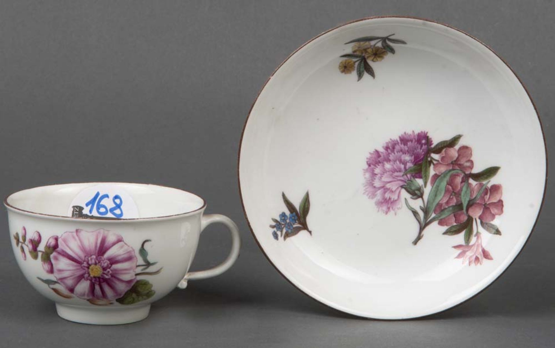 Tasse mit Unterschale. Meissen 18. Jh. Porzellan, bunt bemalt mit Floraldekor.