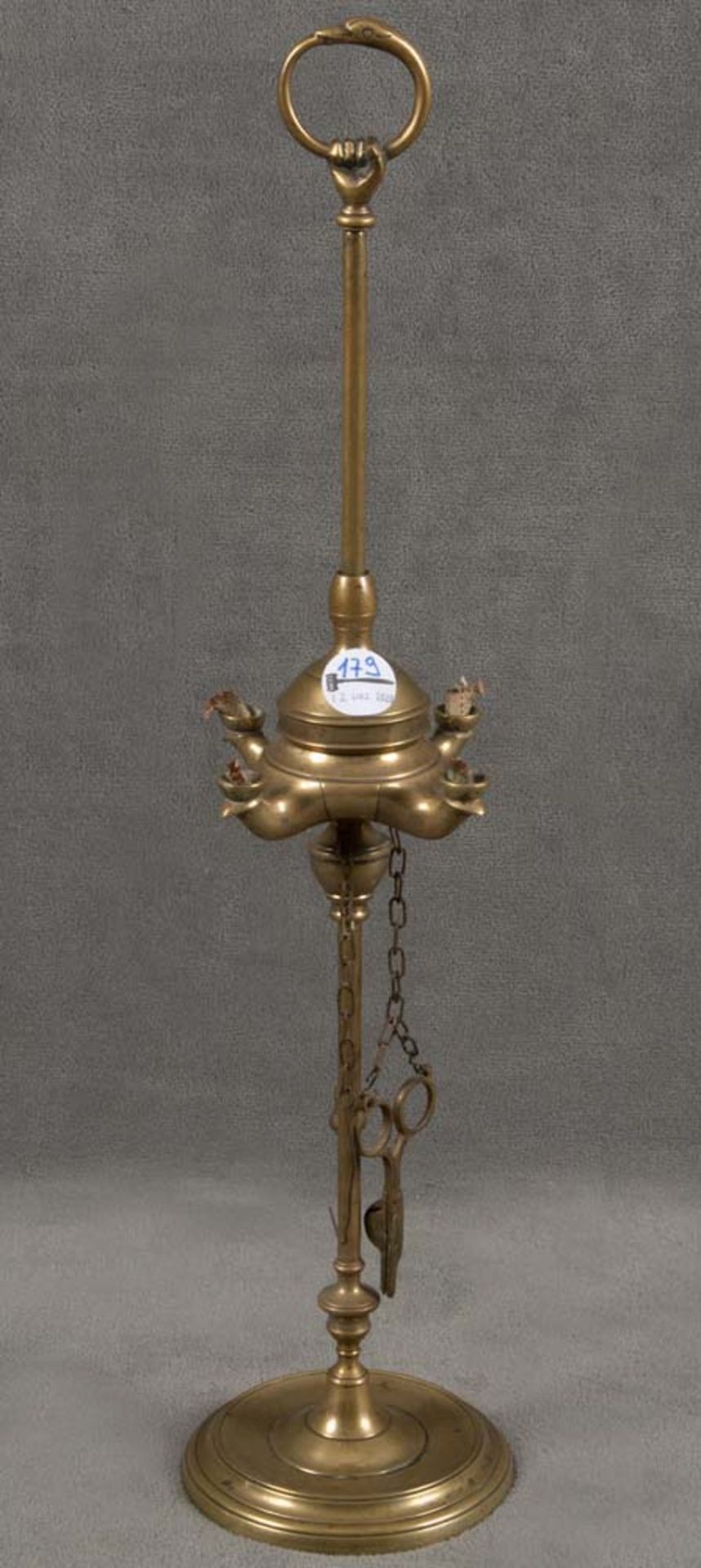 Vierflammige Öllampe. Holland 18. Jh. Mit Dochtschere und Kerzenlöcher. Bronze, H=63 cm.