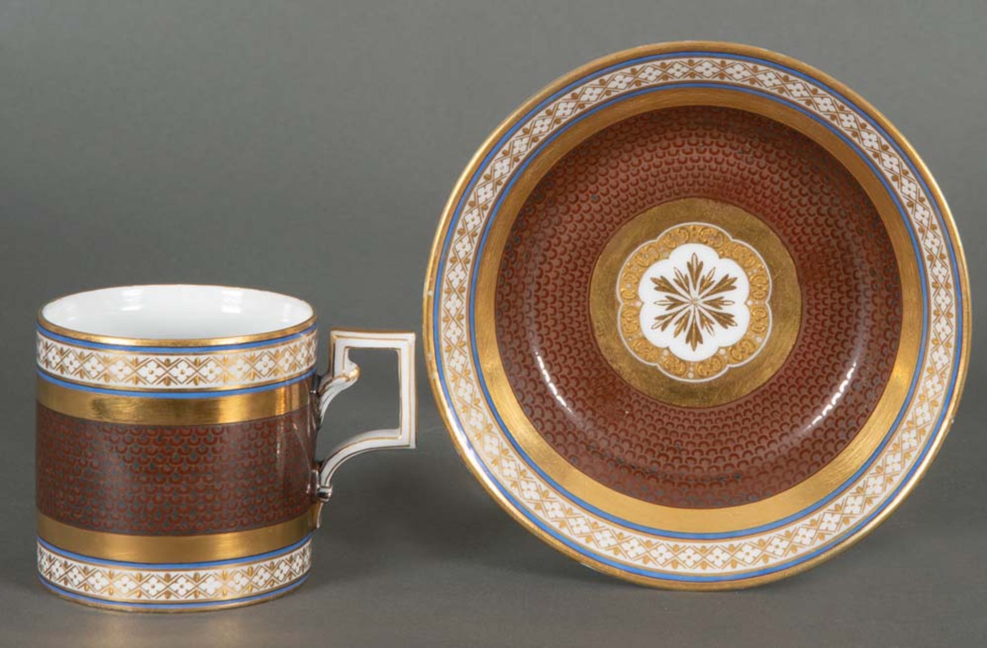 Tasse mit Unterschale Antique Glatt. Berlin 1795-1800. Porzellan, mit rot-braunem Schuppenfond,