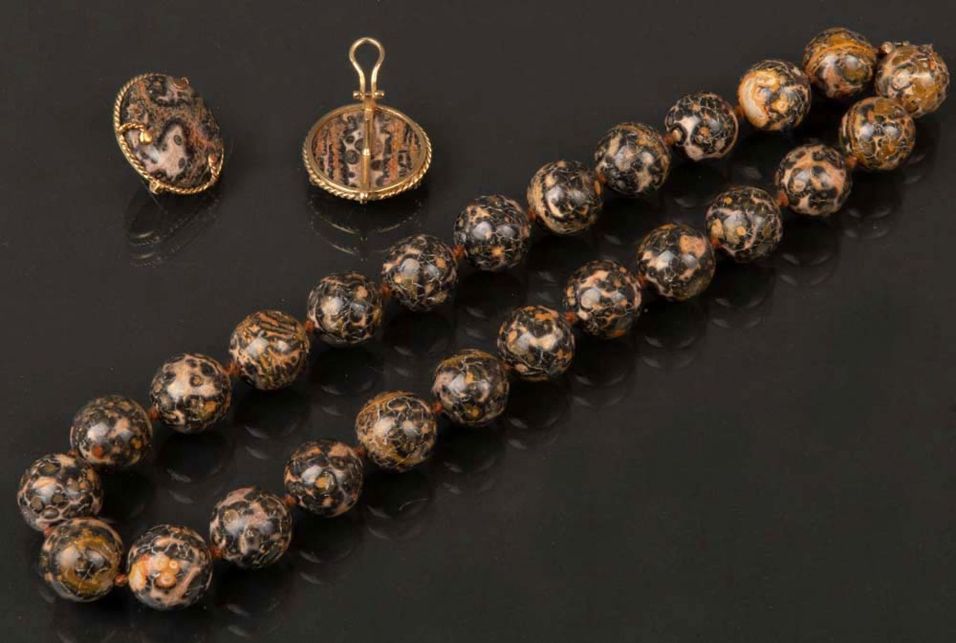 Halskette mit Landschaftsjaspis-Kugeln (L=46 cm) und ein Paar passende Ohrclips mit 14 ct Gelbgoldfa