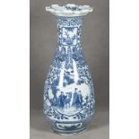 Bodenvase. China. Porzellan, unterglasurblau bemalt, H=91 cm. (Rand sichtbar rest.)