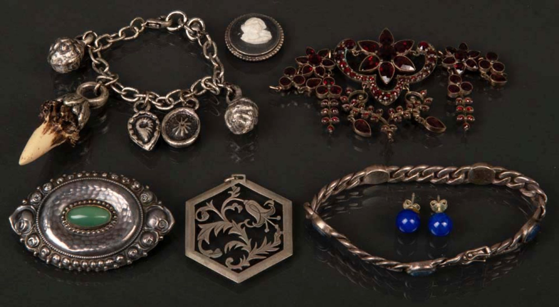 Konvolut Schmuck: Anhänger, Armbänder, Broschen, Ohrstecker und Ketten. Meist Silber, ca. 80 g.