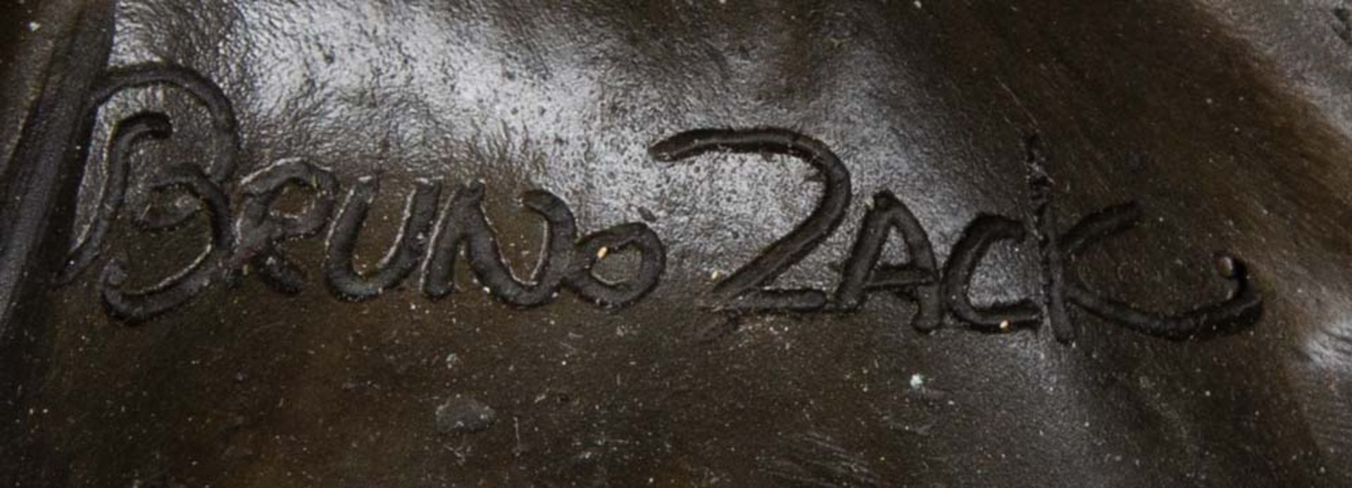 Bruno Zack (1891-1945). Baletttänzerin. Bronze, brüniert, sign., mit Gießerstempel, auf Marmorsoc - Bild 2 aus 3