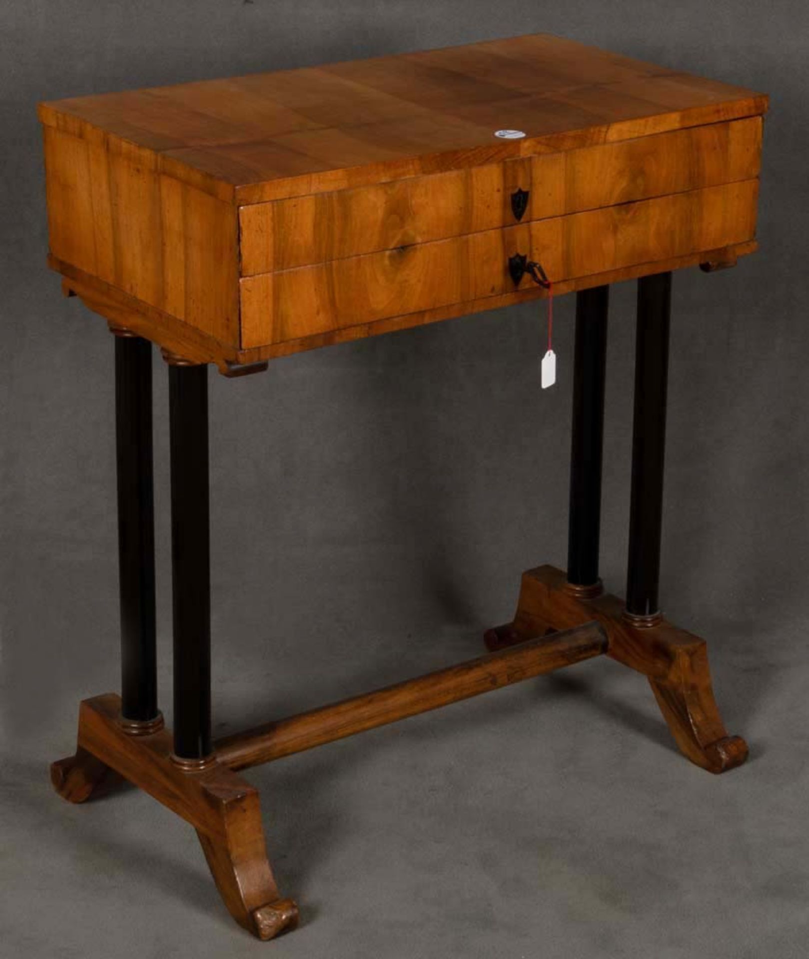 Biedermeier-Nähtisch. Deutschland 19. Jh. Nussbaum furniert, teilw. massiv und ebonisiert, H=80 cm,