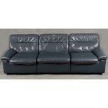 Designer-Dreisitzersofa. Schweiz, Klingnau De Sede 20. Jh. Mit grauer Lederpolsterung, B=237 cm.