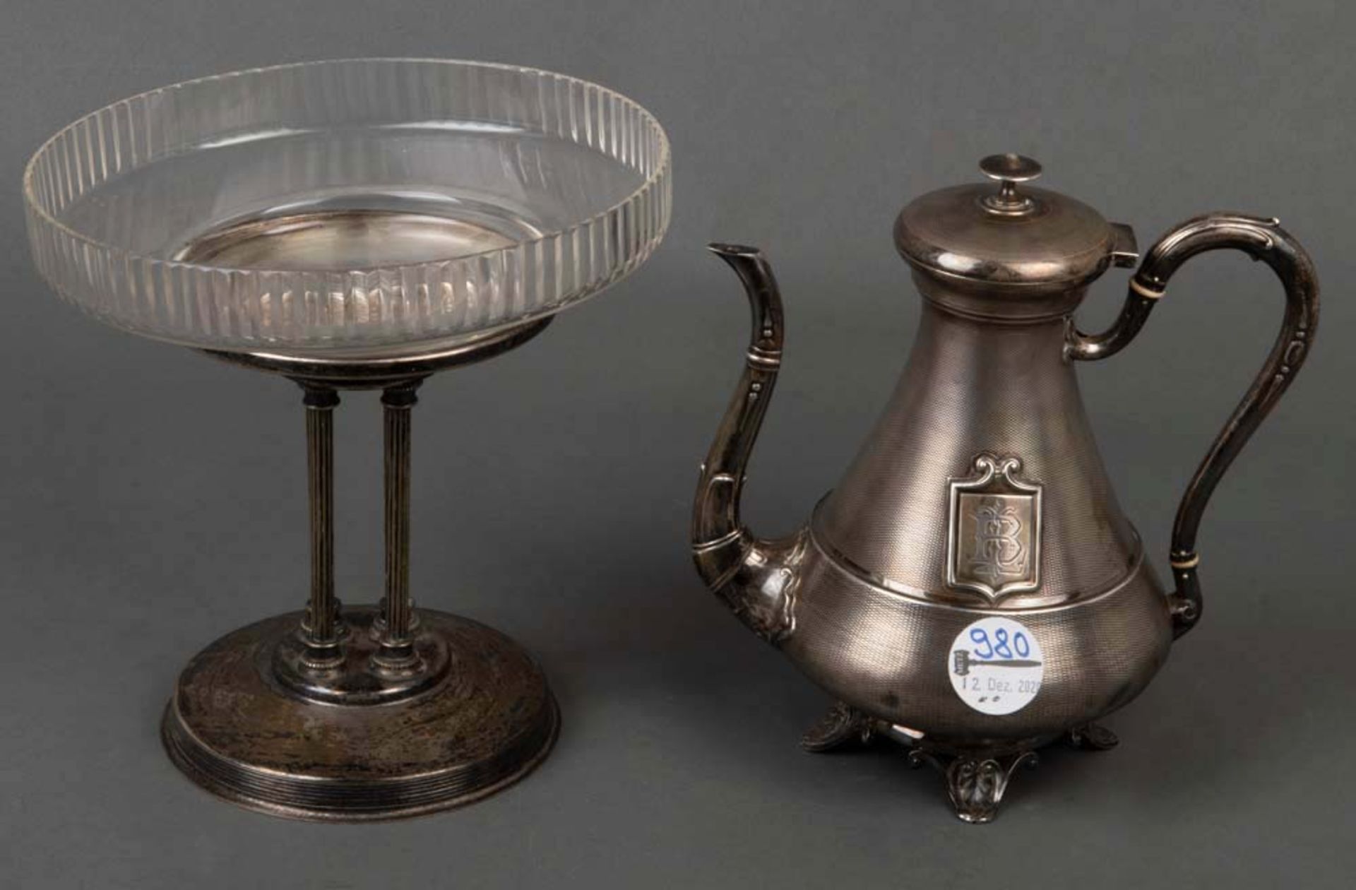 Kaffeekanne und Tafelaufsatz mit Glasschale. Deutsch 20. Jh. Silber, ca. 400 g / Versilbert, H=22 cm