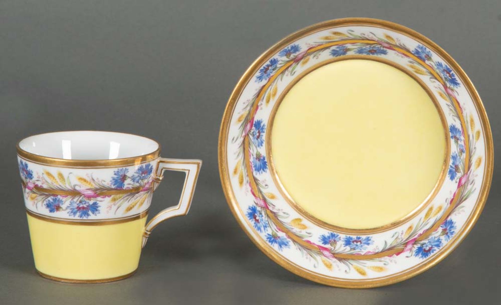 Tasse mit Unterschale Konisch. Berlin 1805. Porzellan, mit zitronengelbem Fond, bunt bemalt mit