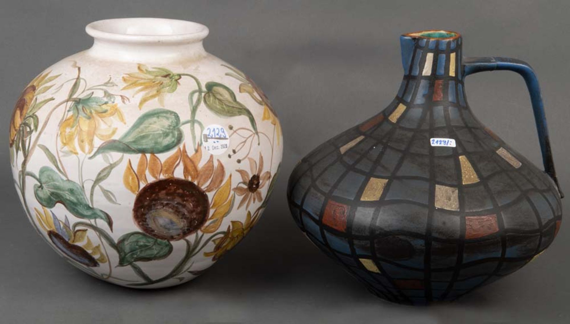Vase und Henkelkanne, u.a. Krösselbach 20. Jh. Keramik, bunt bemalt mit Floral- bzw. geometrischem