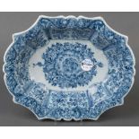 Mehrpassige Schale. Delft 18. Jh. Fayence, unterglasurblau bemalt mit Floraldekor, H=6,5 cm, B=32, c