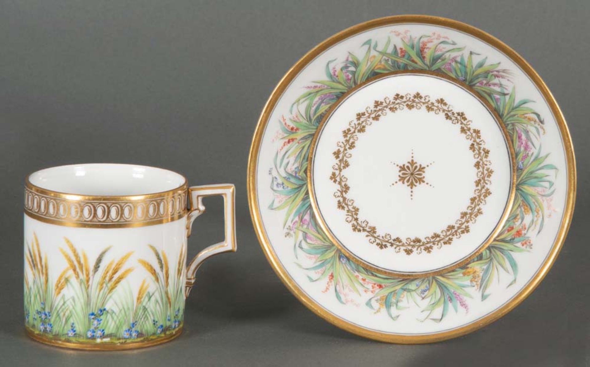 Tasse mit Unterschale Antique Glatt. Berlin 1795-1800. Porzellan, bunt bemalt mit Getreidegarben