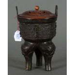 Doppelhenkeldeckelgefäß. China, Qing-Dynastie. Bronze, reliefiert, mit Holzdeckel, H=23 cm.