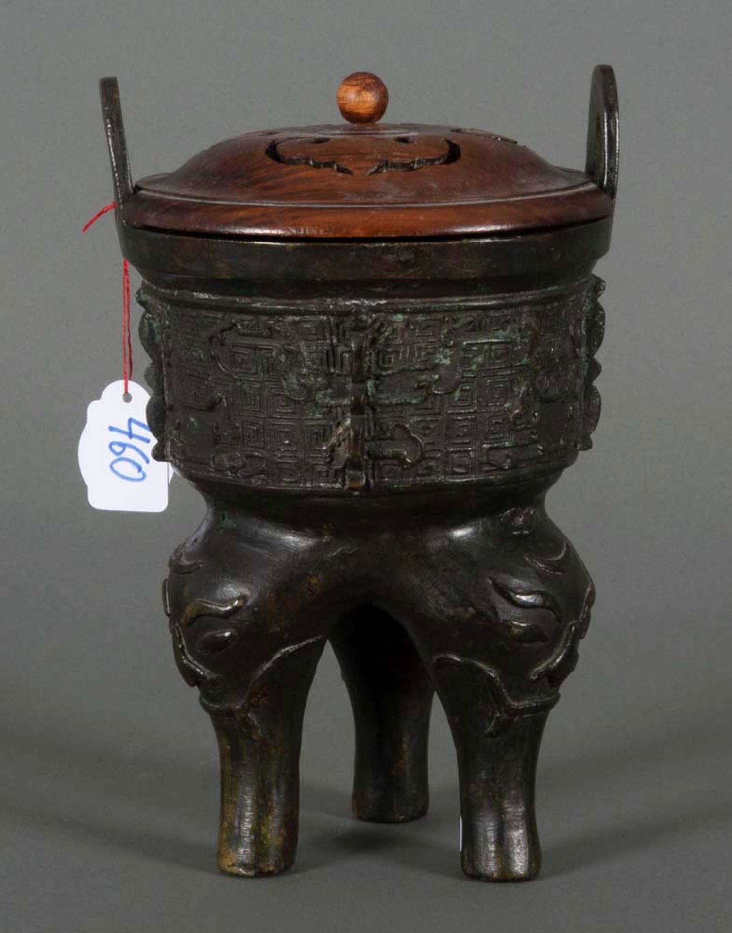 Doppelhenkeldeckelgefäß. China, Qing-Dynastie. Bronze, reliefiert, mit Holzdeckel, H=23 cm.