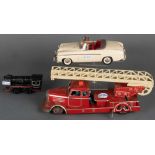 Zwei Spielzeugautos: Feuerwehrwagen, Hydrocar 5720; Mercedes-Cabriolet, Schuco; dazu Lokomotive,