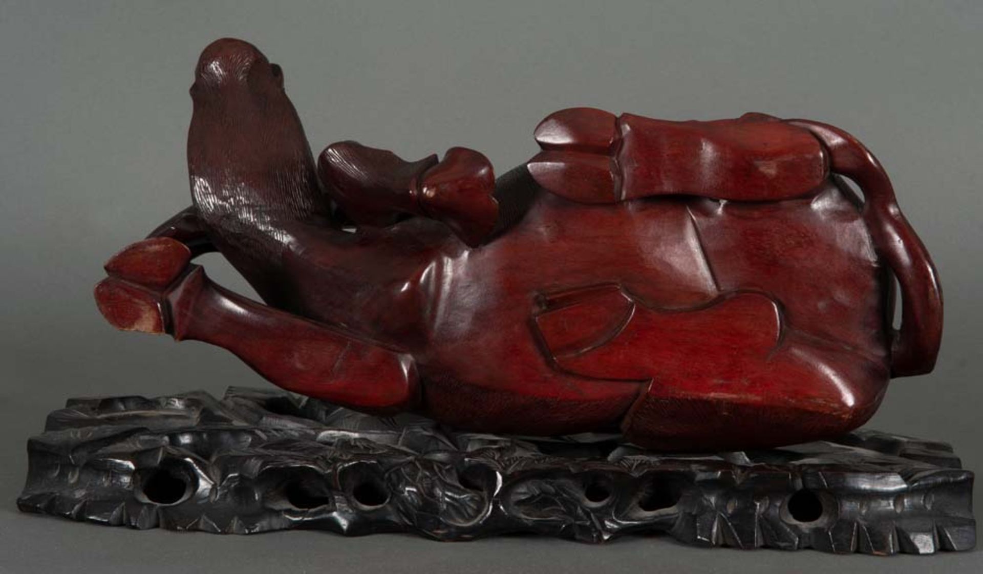 Büffel mit zwei Reitern, auf Sockel. Asien. Hartholz, geschnitzt, mit Beinzähnen und Glasaugen, H= - Bild 2 aus 2