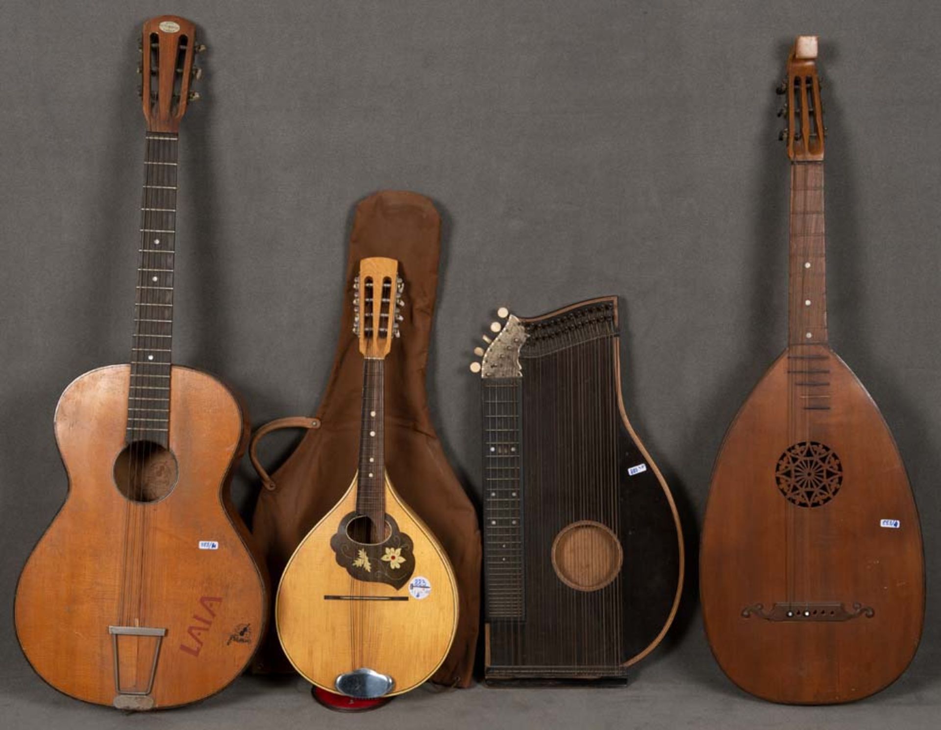 Zwei Mandolinen, Gitarre und Zither, u.a. Marke Framus, Rohlfing Osnabrück, L=57 bis 95 cm.