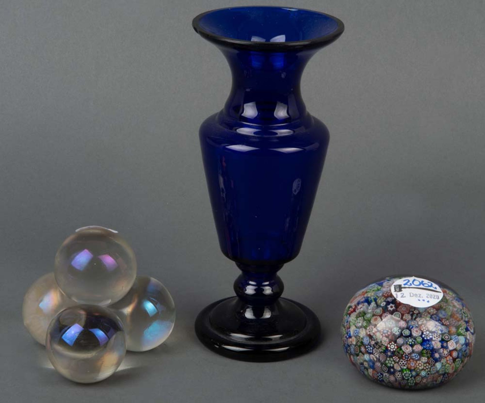 Zwei unterschiedliche Paperweight und Vase. Italien 20. Jh. Farbloses Glas, eines mit bunten Einschm