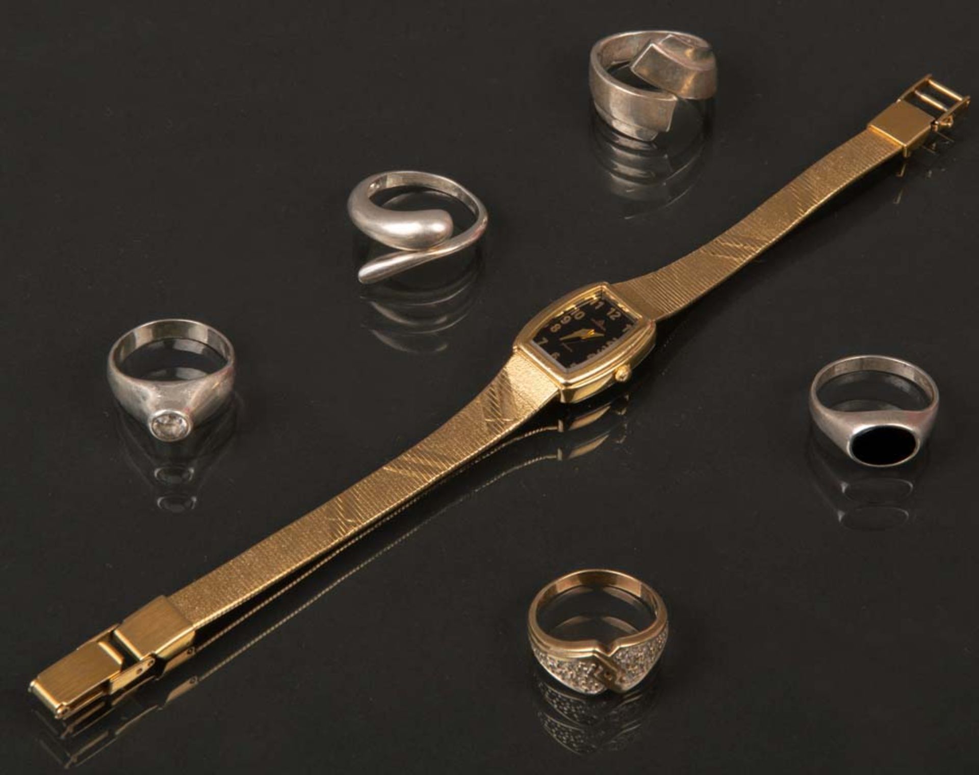 Damenarmbanduhr, Marke Dugena, und fünf Damenringe. Silber, ca. 20 g, bzw. vergoldet, Ringgröße