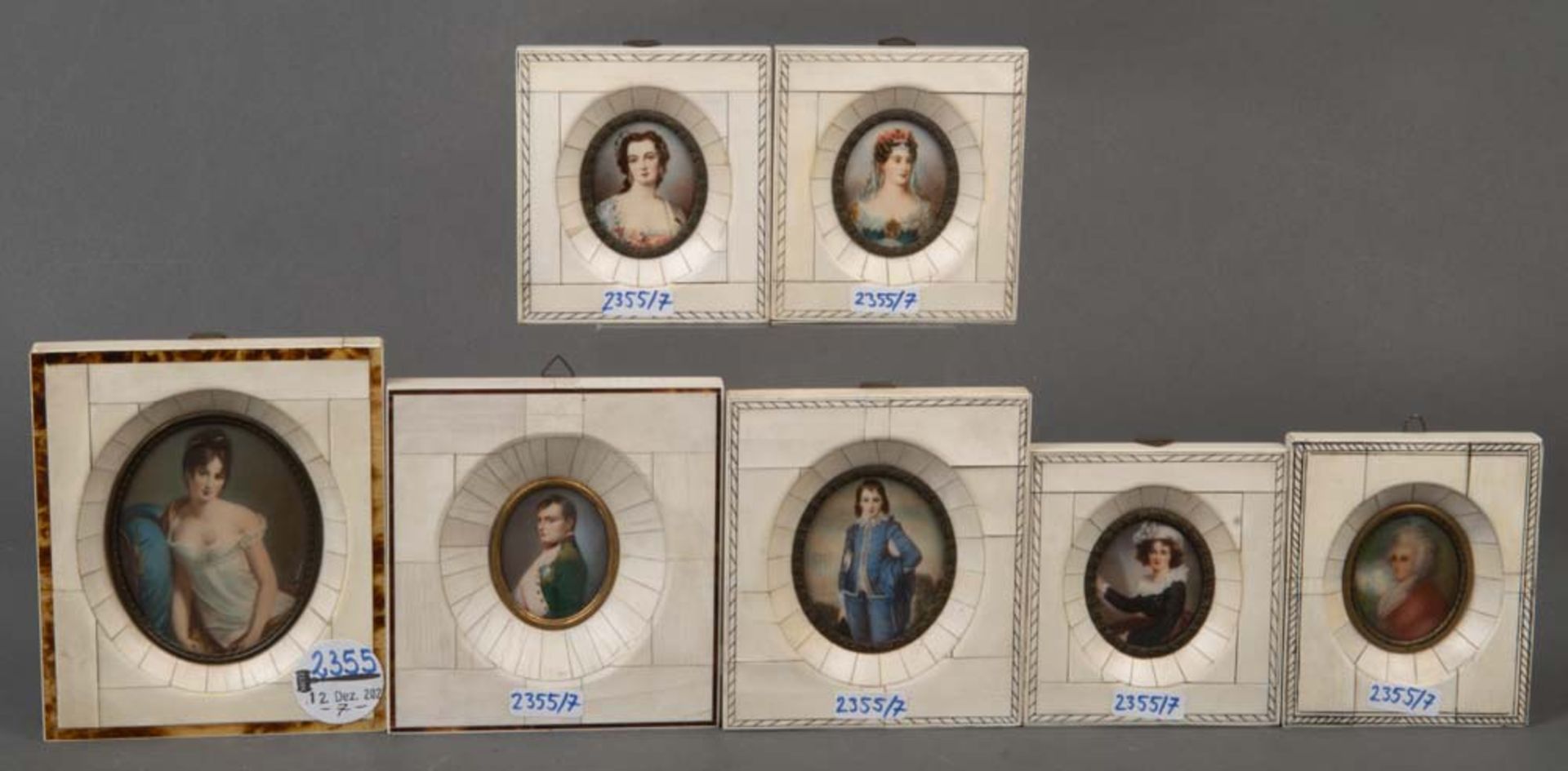 Miniaturist des 20. Jhs. Sieben Damen- bzw. Herrenporträts. Gouache/Bein, in Beinrahmen, 4,5 x 3,5