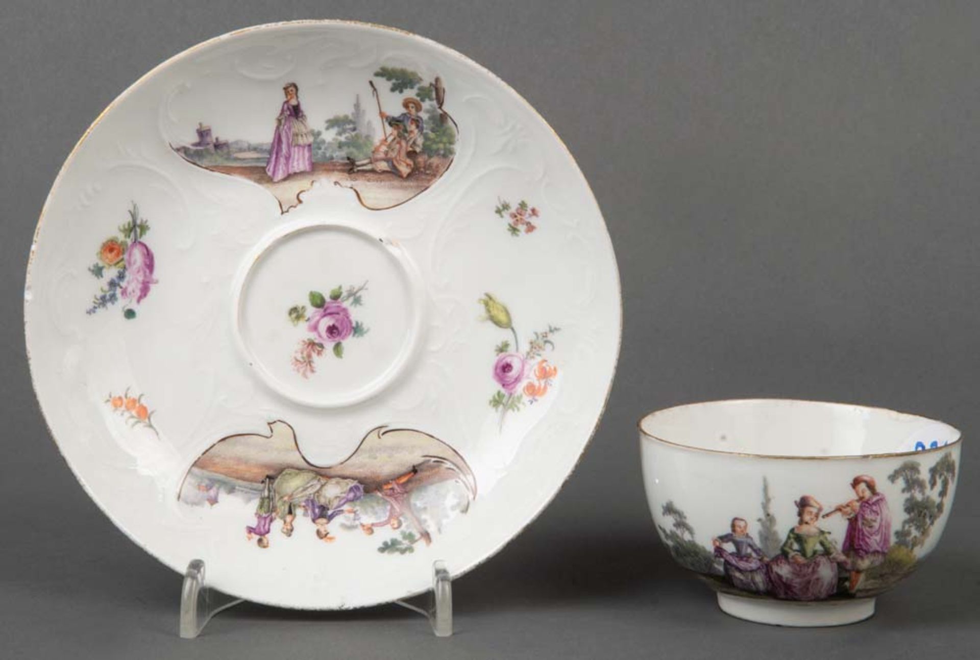 Tasse mit Unterschale. Meissen 1750. Porzellan, bunt bemalt mit galanten Szenen und Floraldekor, Gol