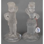 Zwei Kerzenständer. Wohl Frankreich 20. Jh. In Form eines Paares mit Korb. Farbloses Glas, geschlif