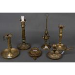 Vier Kerzenleuchter, eine Öllampe und ein Türklopfer. Deutsch 19./20. Jh. Bronze / Messing, H=9 bi