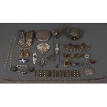 Konvolut Schmuck und Dekoratives. Deutsch 19./20. Jh. Silber, ca. 700 g, und Versilbertes.