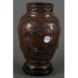 Vase. Japan, Meiji-Periode. Bronze, auf Holzsockel, H=33,5 cm.