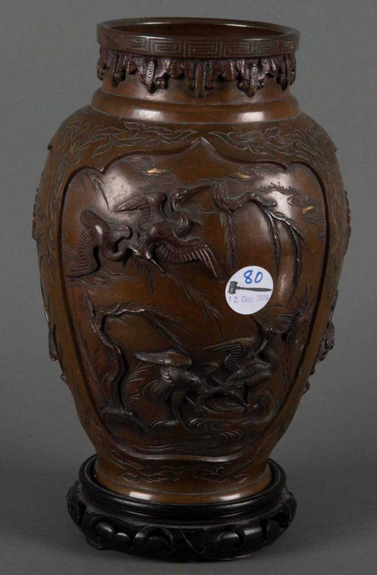 Vase. Japan, Meiji-Periode. Bronze, auf Holzsockel, H=33,5 cm.