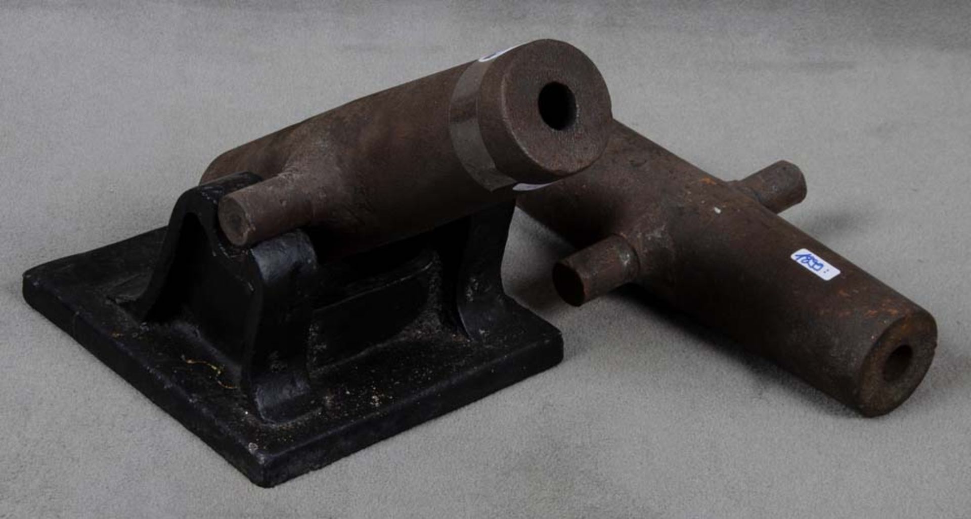 Zwei Böllerkanonen, u.a. Lafette um 1880. Vorderlader, Zündloch gebohrt, jedoch nicht beschossen,