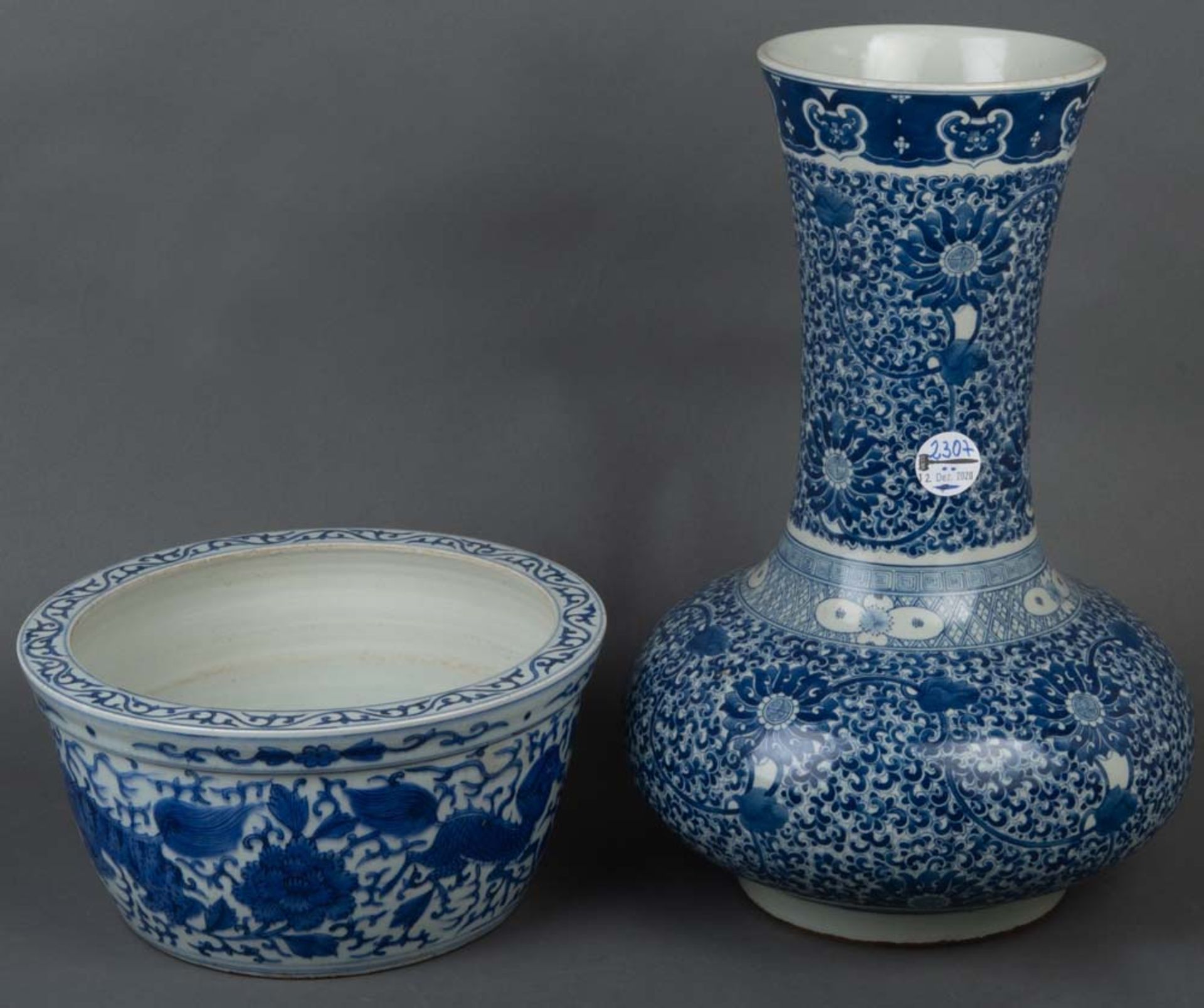Cachepot und Vase. Asien. Porzellan, unterglasurblau bemalt, gemarkt, H=14 cm, D=27 cm, / H=42,5 cm,