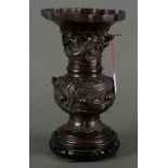 Balustervase. Asien. Bronze, reliefiert mit Drachen- und Floraldekor, mit Stempelmarke, auf Holzsock