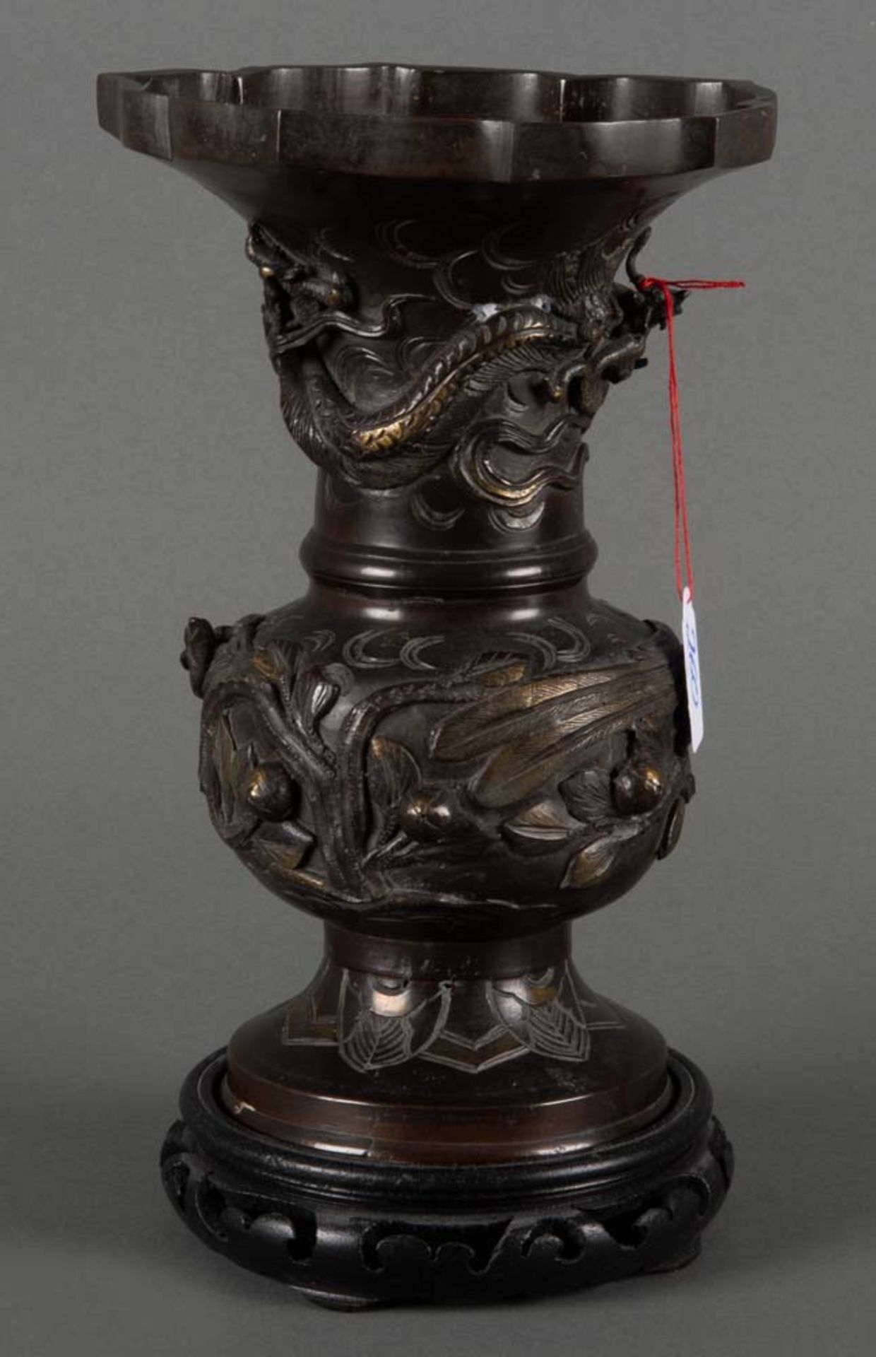 Balustervase. Asien. Bronze, reliefiert mit Drachen- und Floraldekor, mit Stempelmarke, auf Holzsock