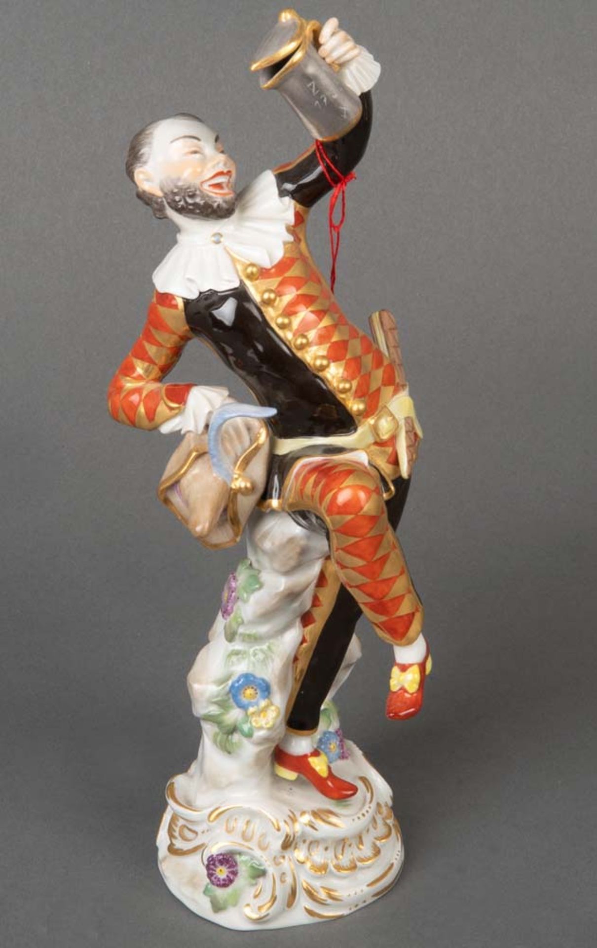 Harlekin mit Deckelkanne. Meissen 20. Jh. Porzellan, bunt bemalt. Modell nach Johann Joachim Kaendle