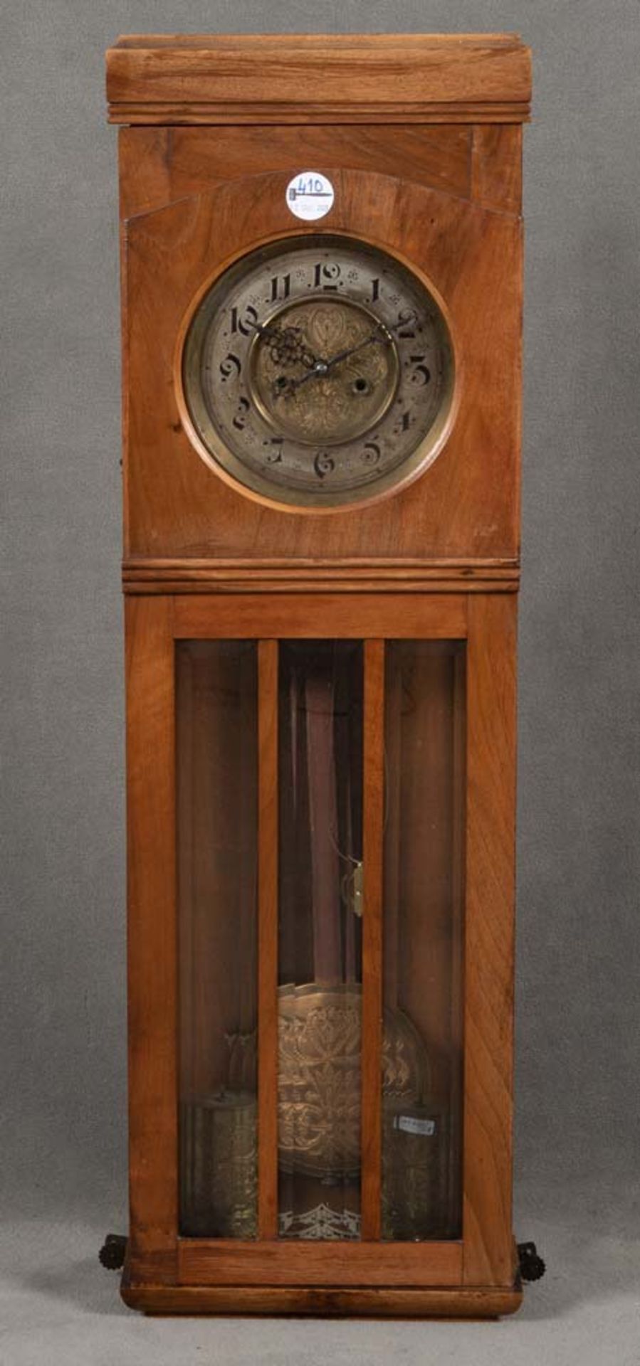 Wanduhr. Deutsch 20. Jh. Nussbaum furniert, Uhrwerk sign. Junghans, H=88 cm, B=28 cm, T=11,5 cm. (Fu