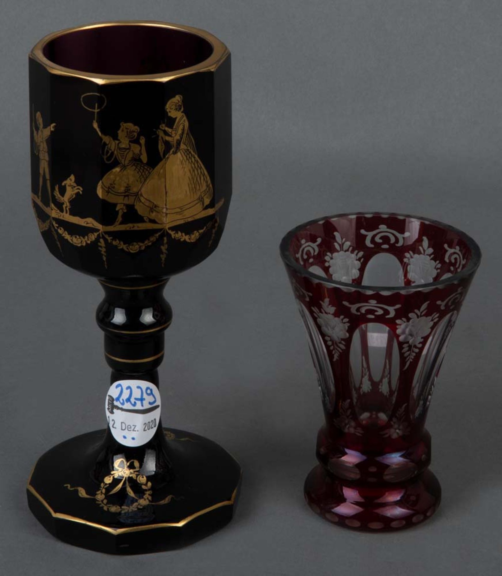 Fußbecher und Kelch. Böhmen / Wien 20. Jh. Farbiges Glas, teilw. geschliffen, mit Goldbemalung, H