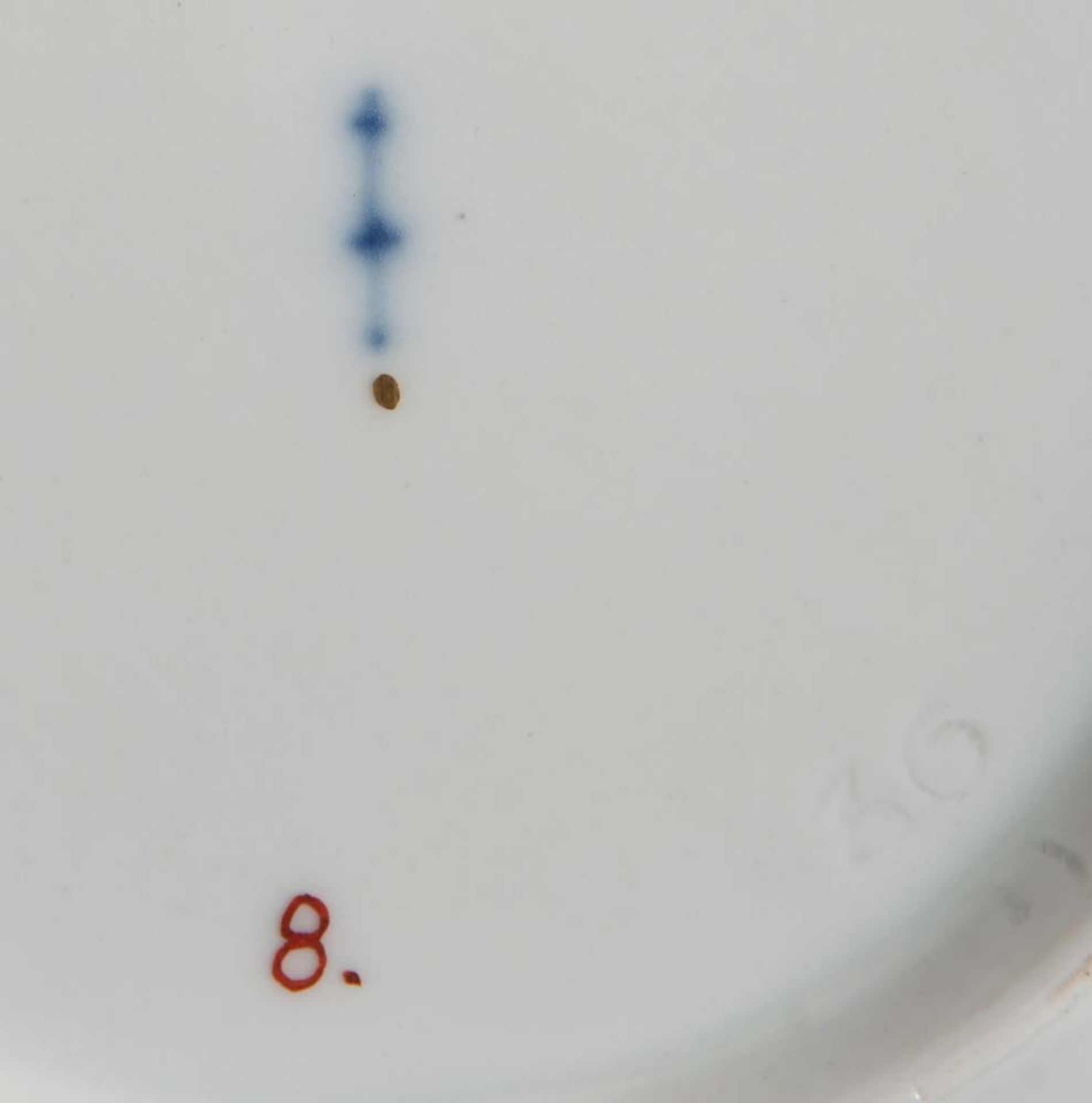 Tasse mit Unterschale Konisch. Berlin um 1800. Porzellan, bunt bemalt mit Blattbordüren, Goldra - Bild 2 aus 2