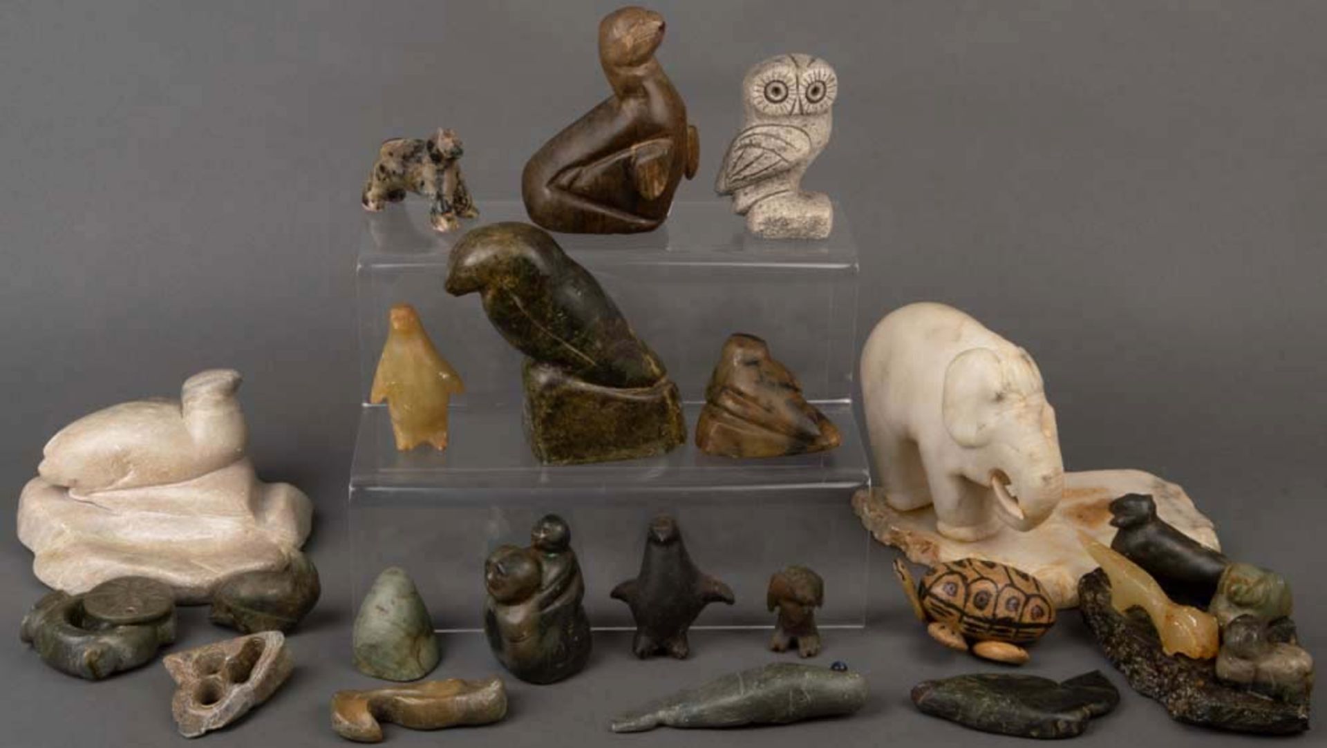 Konvolut meist Tierfiguren, u.a. Jade und Speckstein (H=3 bis 16 cm); dazu Broschüren div. Eskimobi