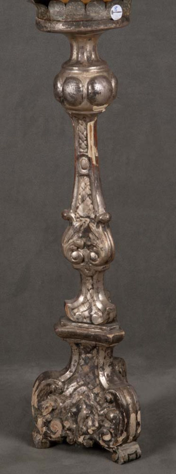 Barock-Altarleuchter. Spanien 18. Jh. Massivholz, geschnitzt, auf Kreidegrund silber gefasst, H=99 c