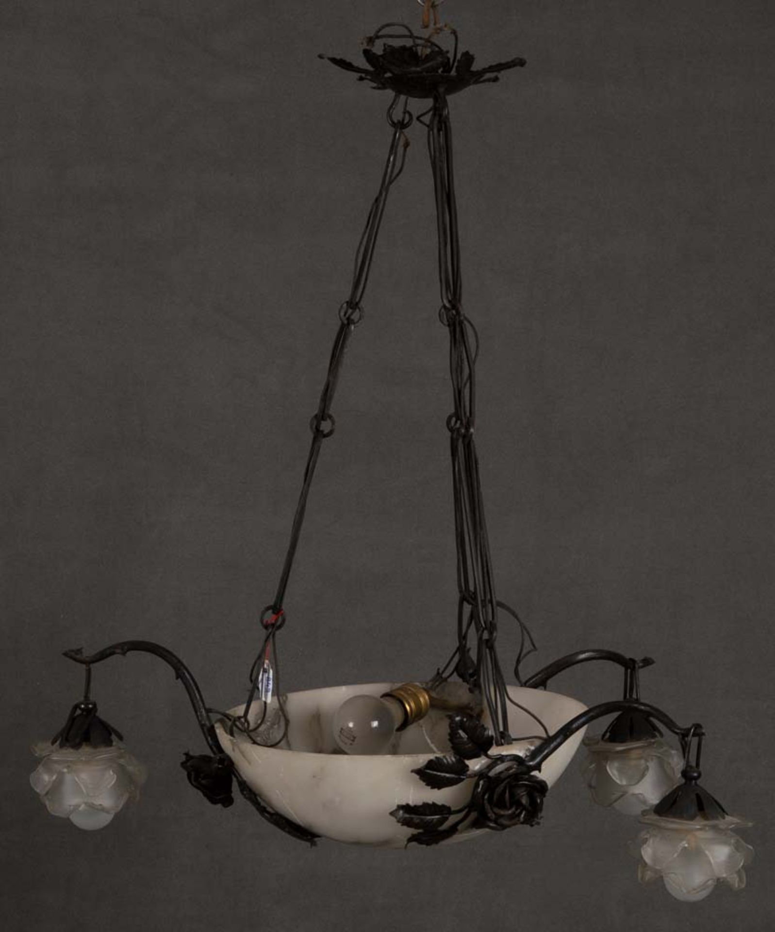 Art Déco-Lampe. Frankreich 20. Jh. Metallgestell mit Marmorschale und Glasschirm, H=73 cm, D=62 cm.