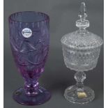 Deckelpokal und Vase. Deutsch 20. Jh. Farbloses bzw. blaues Kristallglas, geschliffen, mit Original-