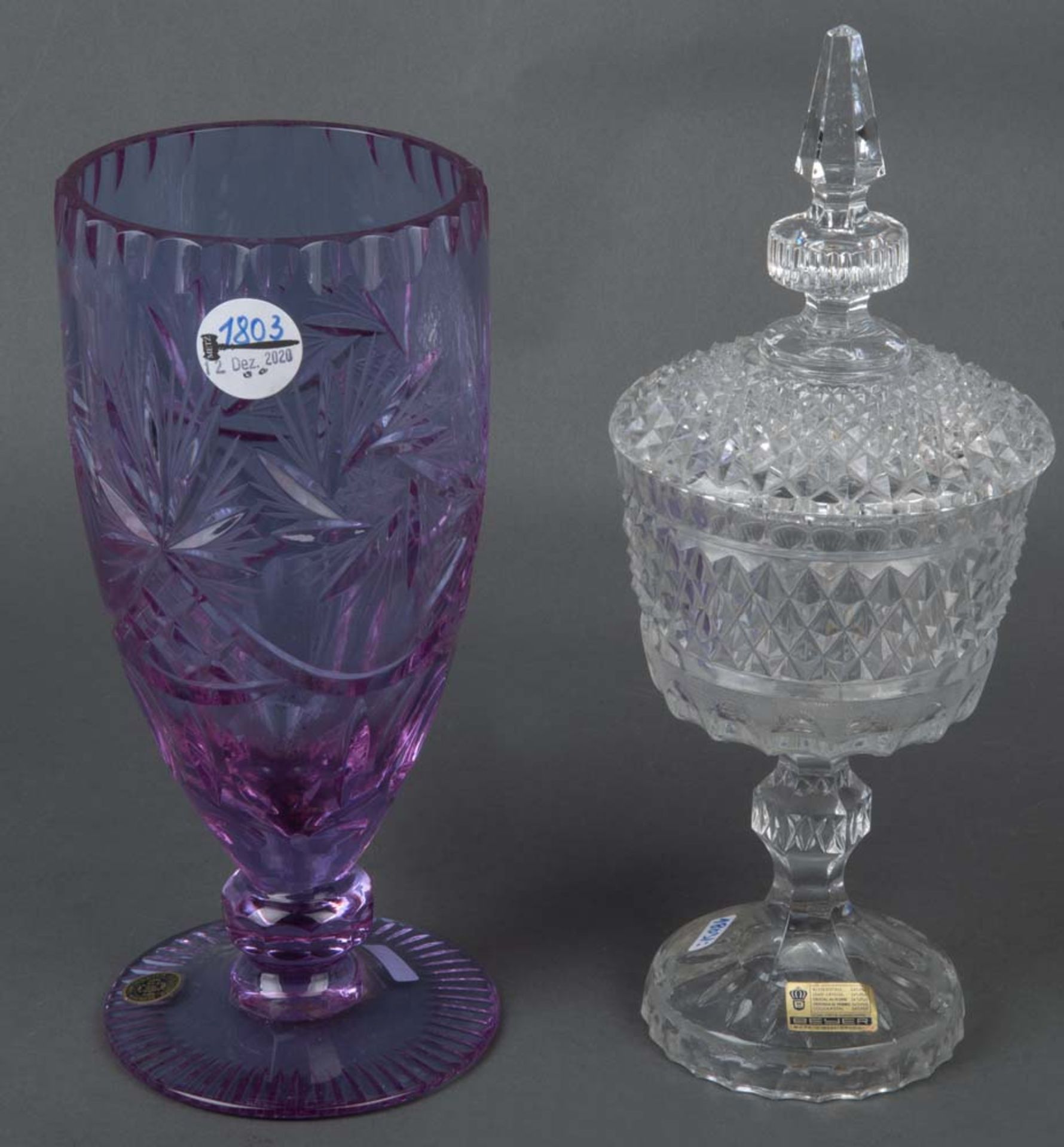 Deckelpokal und Vase. Deutsch 20. Jh. Farbloses bzw. blaues Kristallglas, geschliffen, mit Original-