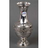 Vase mit Puttenrelief. Deutsch. Silber, ca. 429 g, H=27,7 cm. (gedellt)