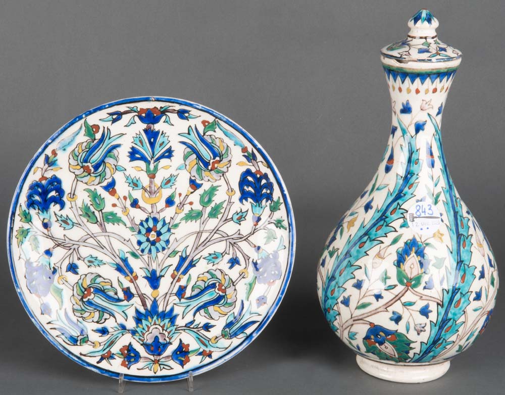 Flaschenvase und Platte. Türkei, Iznik 19. Jh. Fayence, bunt bemalt mit Floraldekor, H=34,2 cm / D=