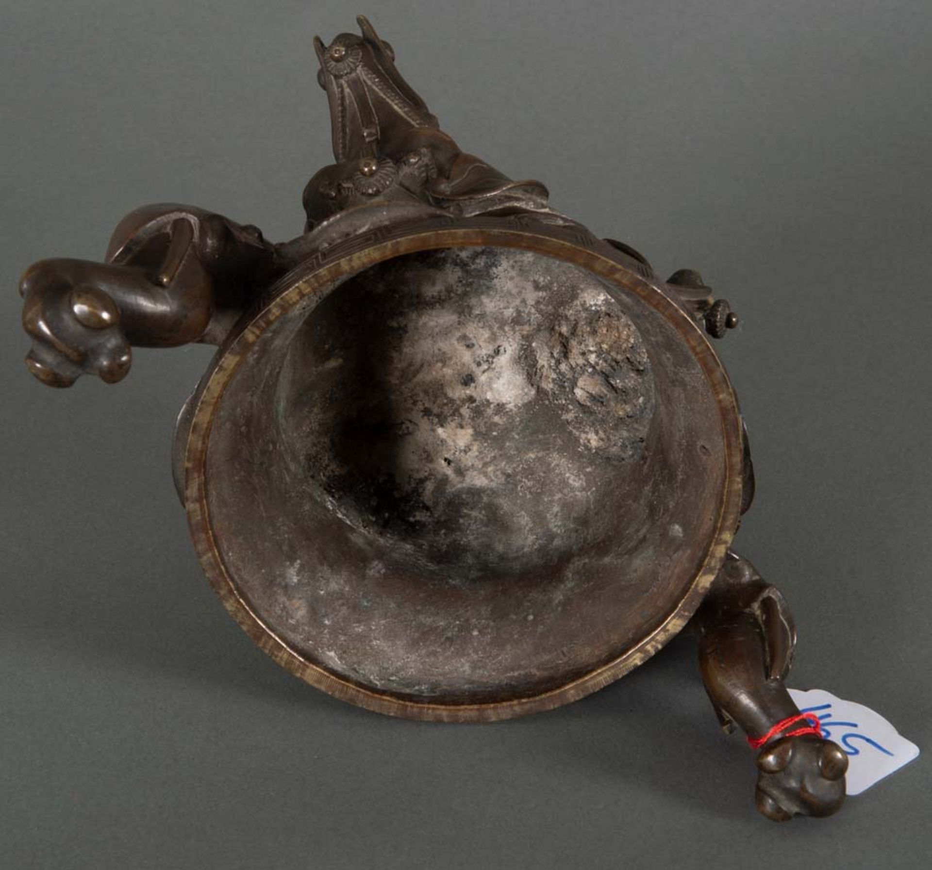 Räuchergefäß. China 18./19. Jh. Bronze, reliefiert, H=24 cm. - Bild 2 aus 2