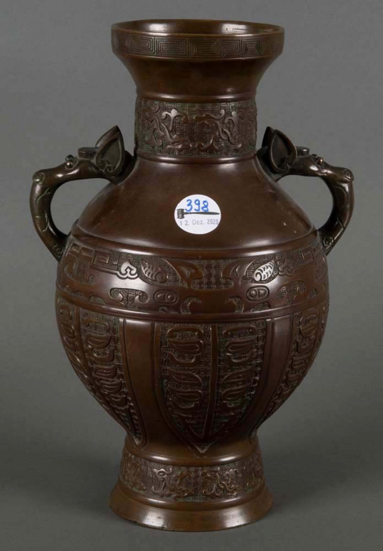 Doppelhenkelvase. Japan, Meiji-Periode. Bronze, ornamental reliefiert, mit Vierzeichenmarke, H=35 cm