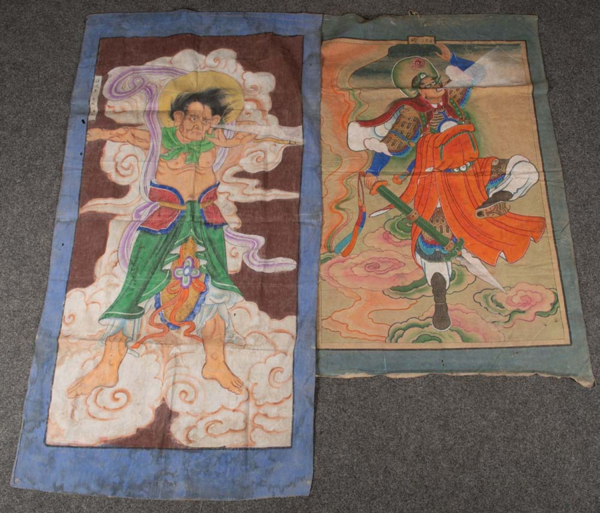 Zwei asiatische Stoffmalereien mit Theaterszenen, mittig bzw. li./o./sign., 167 x 84 / 133 x 85 cm.