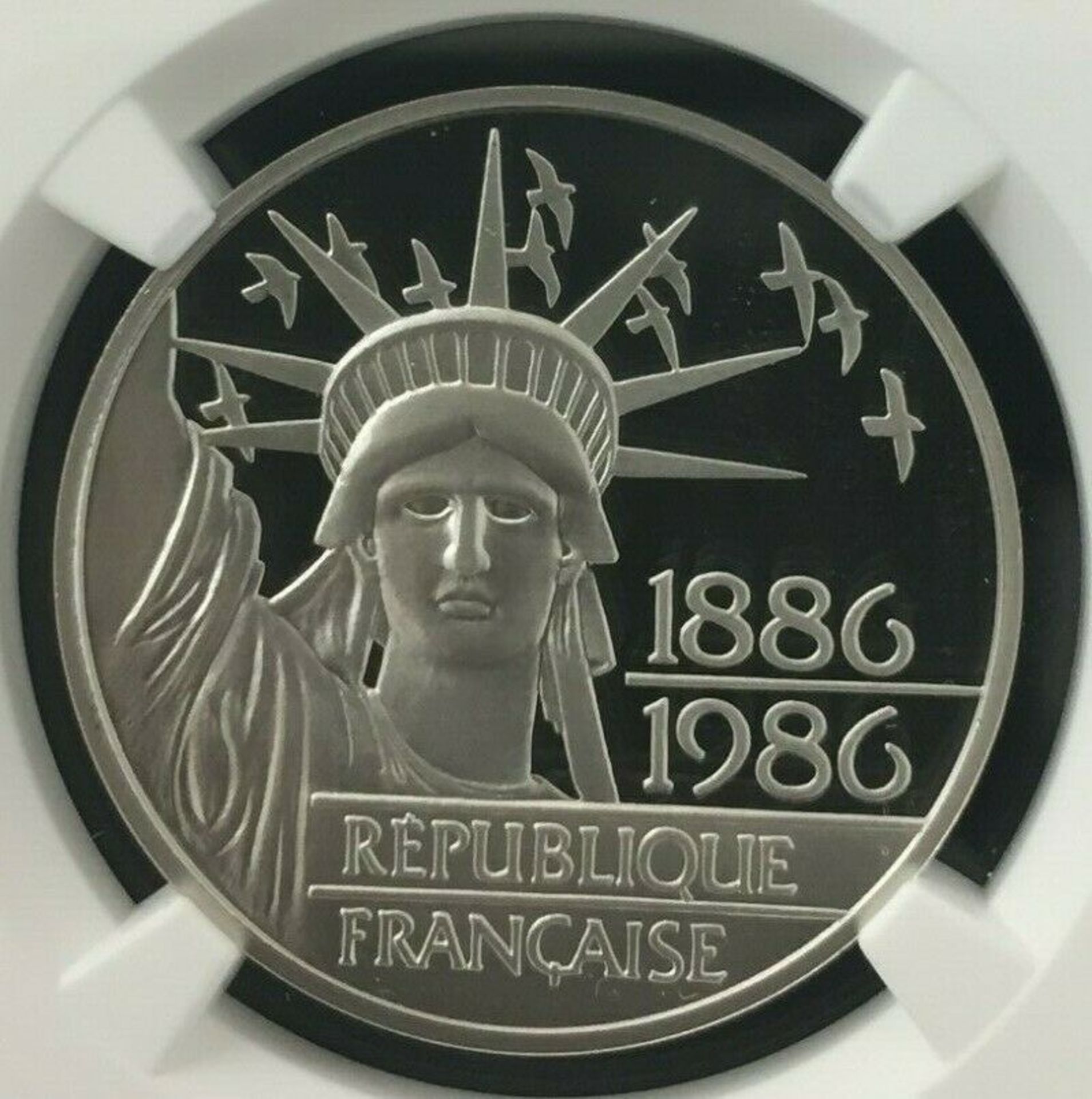 PERFECT 1986 France Platinum Statue of Liberty 100 Franc NGC PF70 Ultra Cameo Coin in Case - Image 3 of 4