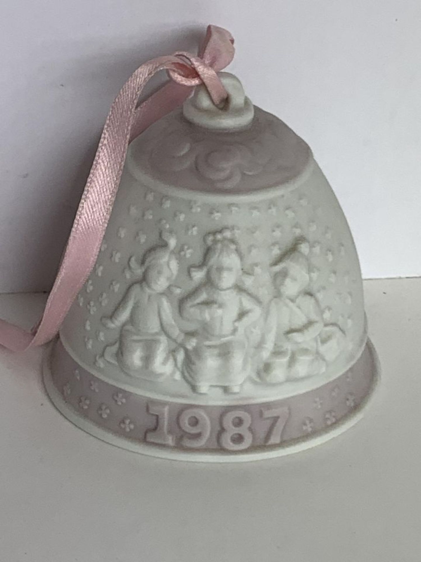 Lladro Pink/White Bell China Collectable Ornament - Image 2 of 4