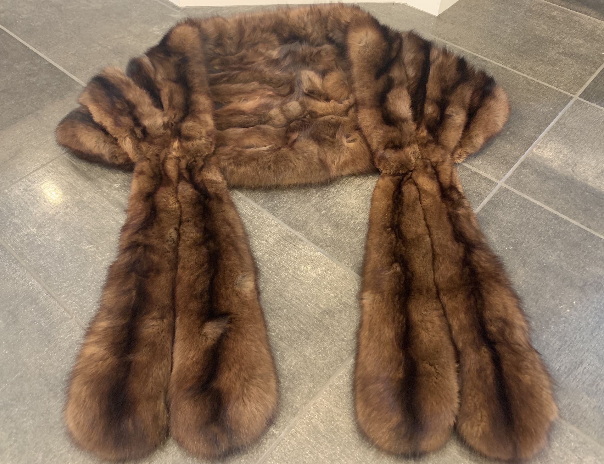 WOMEN'S NAOMI VINTAGE REAL FUR SHOULDER WRAP - Image 3 of 3